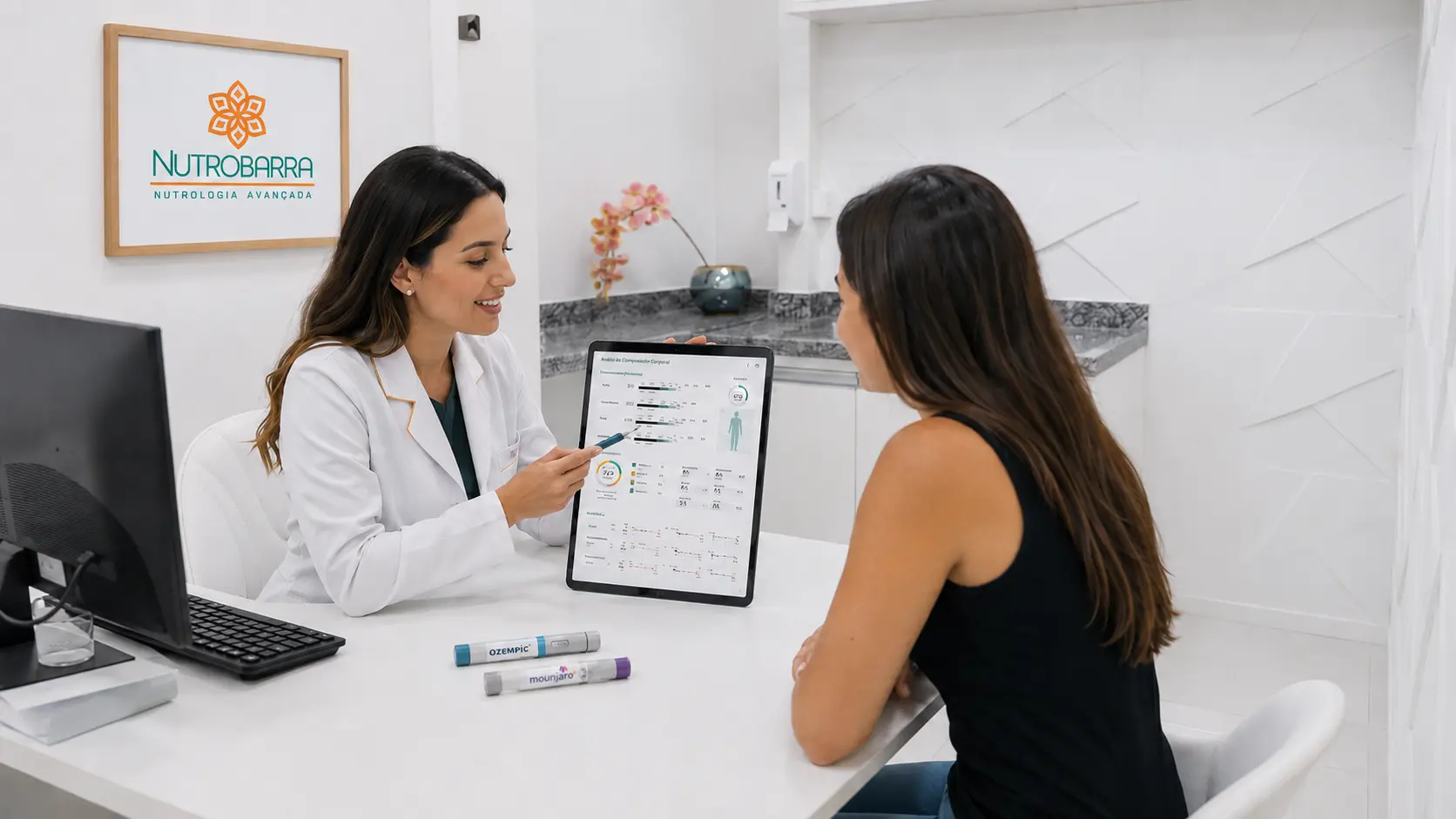 Médica da Nutrobarra explicando resultado de bioimpedância a uma paciente em consulta de nutrologia no Rio de Janeiro